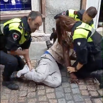 Momento de la detención del mantero, frente a Adaxka.
