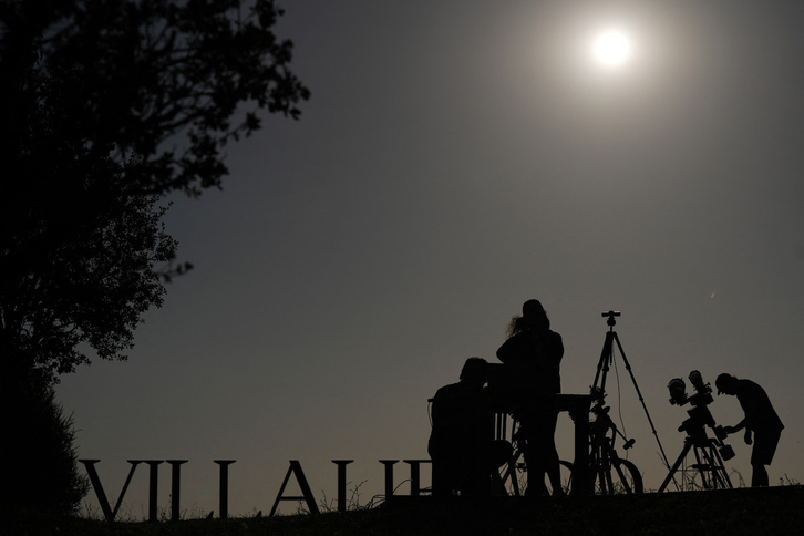 La exposición “El día de los dos atardeceres” recorre desde abril un total de trece localidades vascas con el objetivo de acercar al público este fenómeno astronómico y fomentar el interés por la ciencia.