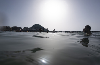 Bañistas en la playa de la Zurriola.
