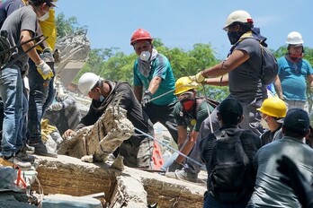 Rescatistas buscando supervivientes del terremoto en Cali.