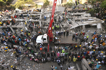 Rescatistas y voluntarios trabajan para buscar supervivientes en un edificio colapsado de Cali. 