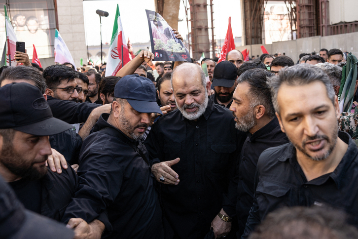 Ahmad Vahidi (C), en los funerales por el líder supremo Ali Jamenei en Teherán.