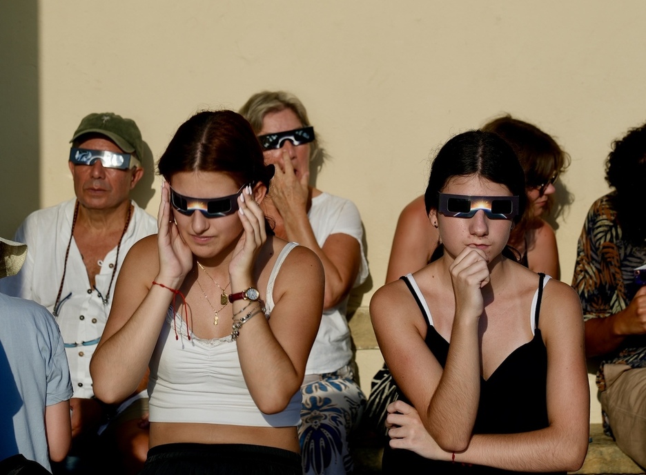 Las gafas, indispensables para ver el eclipse.