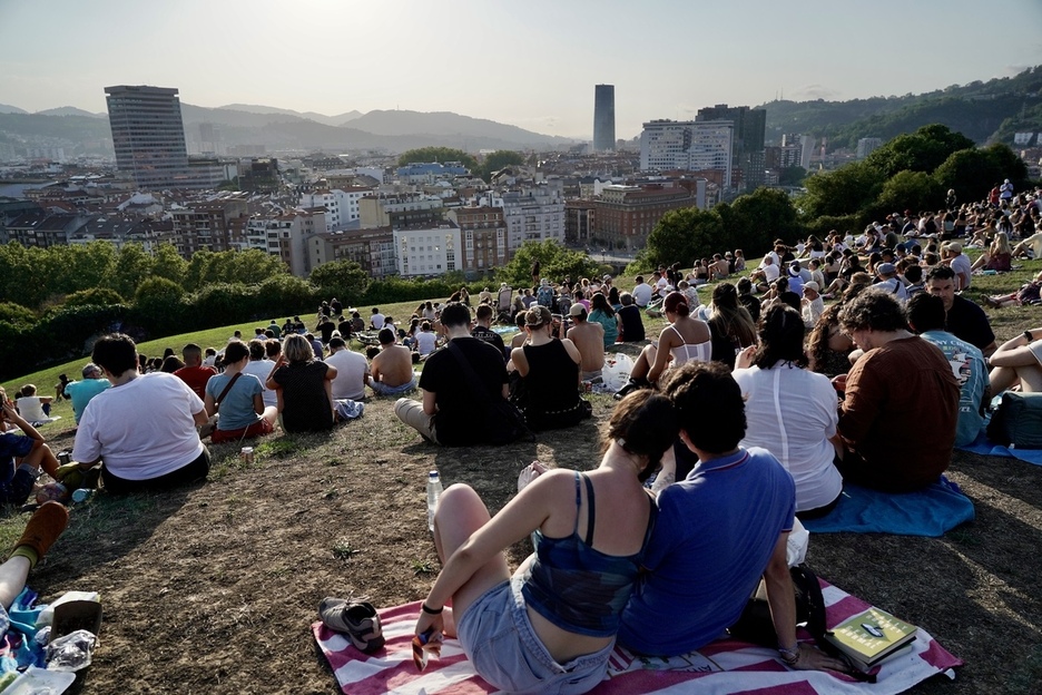 Los bilbainos se han agolpado en el Parque Etxebarria para ver el eclipse.