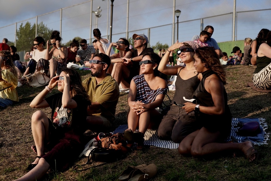 Gente viendo el eclipse en Bilbo.