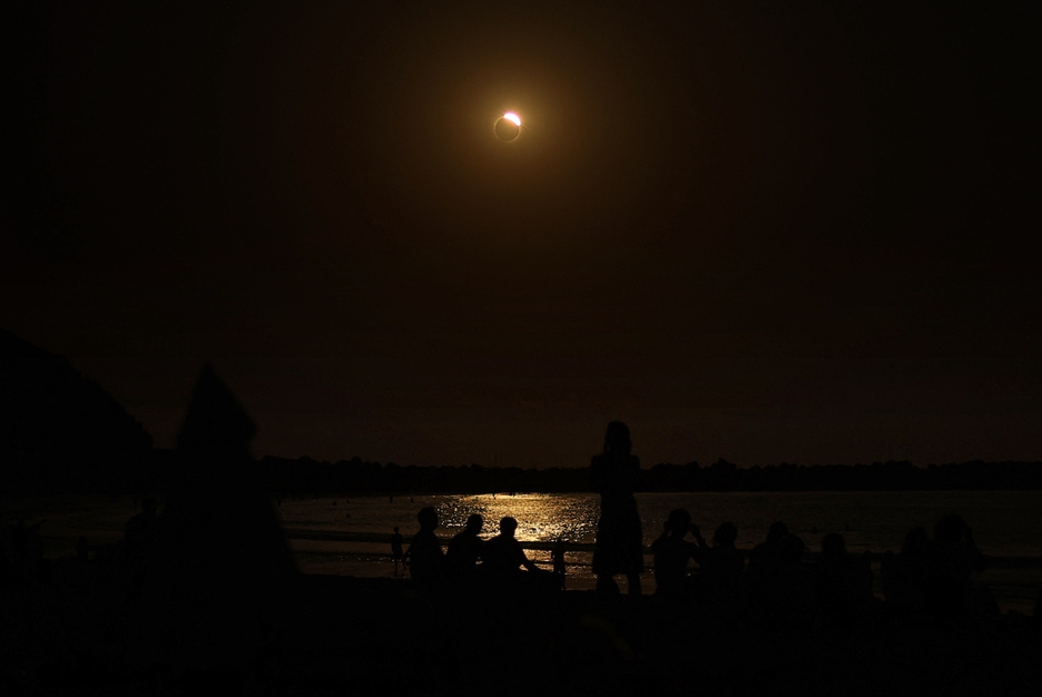 Así se ha visto el eclipse desde la playa donostiarra de Zurriola.