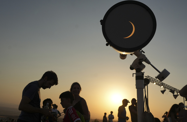 El eclipse visto desde un telescopio en Senda Viva.