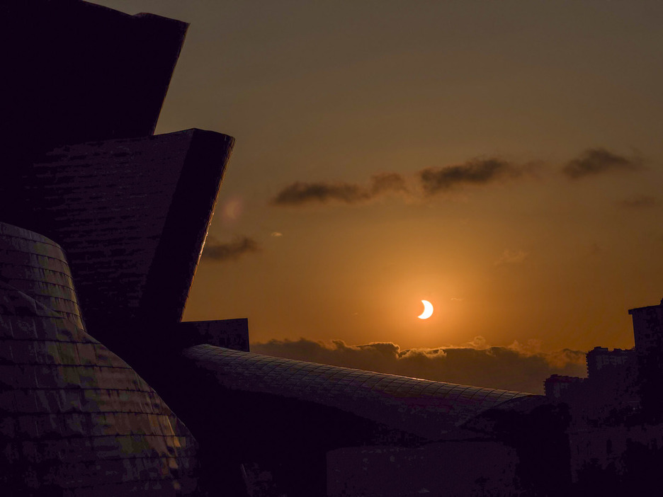 El eclipse visto desde el Guggenheim de Bilbo.