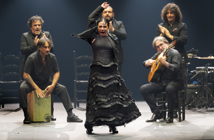 Eva yerbabuena, junto a su equipo, en una actuación en Sevilla. 
