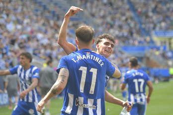 Toni Martinez eta Angel Perez, gol bat ospatzen aurreko denboraldian.
