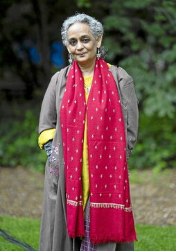 Arundhati Roy idazlea, ekitaldi batean.