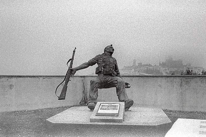 El cerro donde el Ayuntamiento de Espejo ha colocado una estatua del miliciano en la misma postura en la que fue inmortalizado. Arriba, la foto original realizada por Robert Capa. Wikimedia, Andoni Lubaki