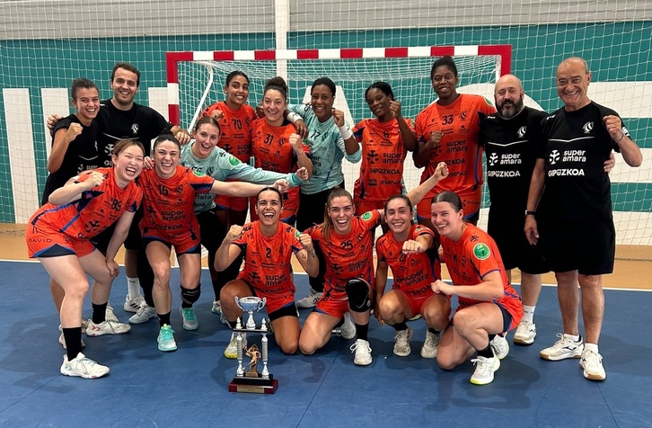 La plantilla de Bera Bera posa con el trofeo de la Summer BAG.