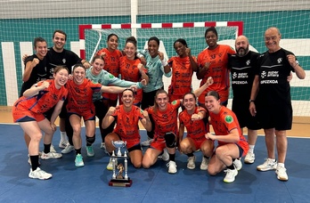 La plantilla de Bera Bera posa con el trofeo de la Summer BAG.