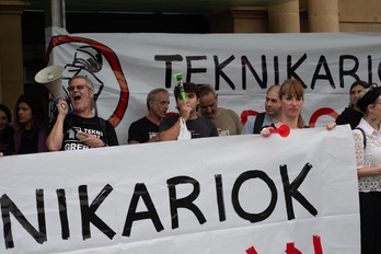 Protesta de técnicos de espectáculos, este viernes tarde ante el Victoria Eugenia.