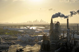 Una vista aérea de la refinería de LyondellBasell, con la ciudad de  Houston (Texas) detrás.