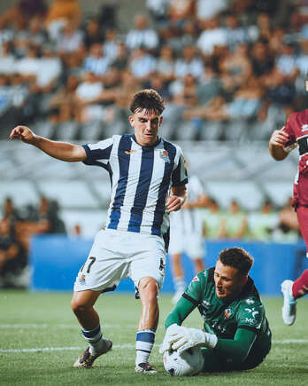 Matthys impide que Astiazaran llegue a un balón en el área del Castellón.