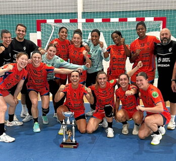 La plantilla posa con el trofeo Summer BAG.
