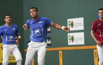 Larrazabal pilota jotzen, Zabaletaren begiradapean