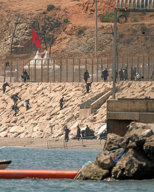 Soldados marroquíes custodian la frontera con Ceuta.