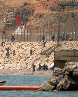 Soldados marroquíes custodian la frontera con Ceuta.
