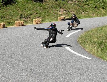 Andre eta Juange Olmedo anaia bikiak downhill modalitateko proba batean, abiadura handian bihurgune bat hartzen.