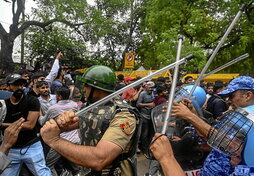Simpatizantes del CJP celebran la dimisión del ministro de Educación en Mumbai. En la siguiente página, represión de una protesta en Nueva Delhi y Abhijeet Dipke, fundador del partido.