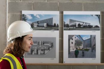 La consellera Gemma Ubasart, en una visita a las obras del ‘centro abierto’, en 2024.