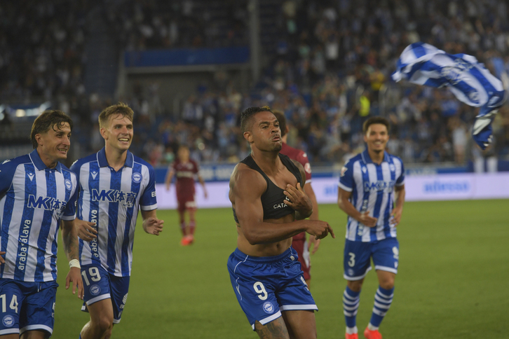 Mariano arroja su camiseta en un gesto de rabia tras anotar el 2-0.