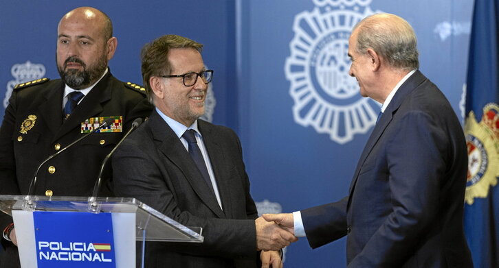 Luís Neves saluda a Francisco Pardo, director de la Policía española, en una comparecencia conjunta realizada en febrero de 2025.