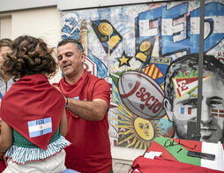 Pierre Guerin, fundador de Hego Pampa, ante el mural en recuerdo a Fede Aramburu.