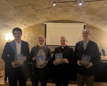 El alcalde Insausti y responsables eclesiásticos, en la presentación de un libro sobre el Cristo de Urgull hace unos meses.
