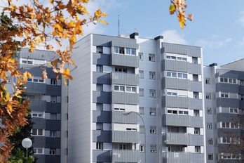 Fachada de un edificio de viviendas de Nafarroa. 