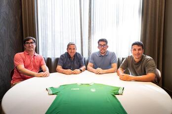 Los cuatro integrantes de la nueva junta directiva, con Asier Cotelo como presidente, el segundo por la derecha.