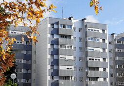 Fachada de un edificio de viviendas de Nafarroa.