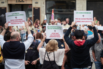 Miembros de Covite denuncian «impunidad» de presos frente a un acto de Sare en Iruñea en mayo del pasado año.