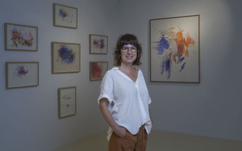 Oaia Peruarena margolaria Donostiako Ekain Artelanak galerian duen erakusketan.