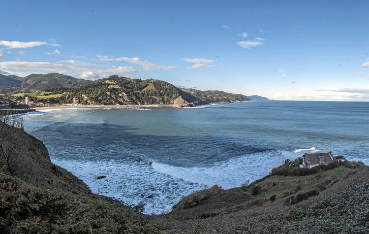 Imagen de la costa de Deba, desde la cala de Sorginetxe.