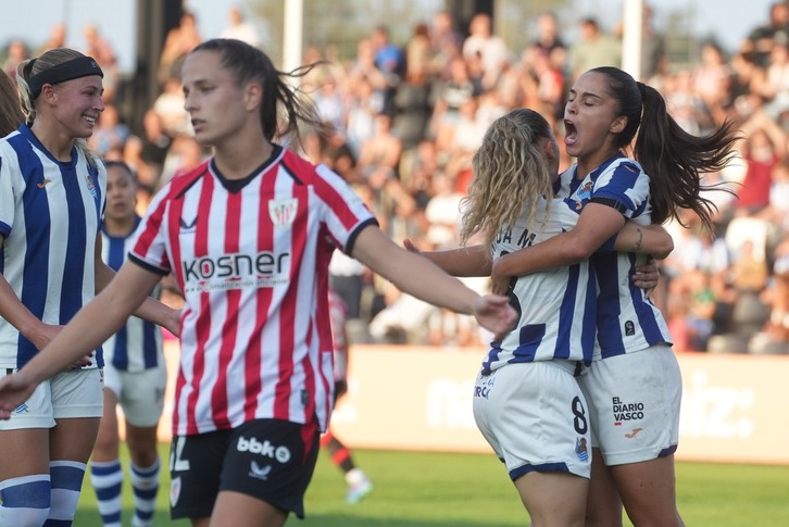 Chacón y Ainhoa Marín celebran el gol de la riojana, que restablecía el empate en el marcador.