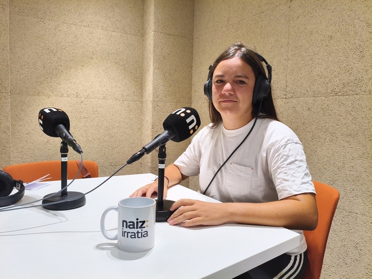 Maialen Gago, NAIZ Irratiko Bilboko estudioan.