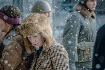 ‘Winter of the Crow’ filmeko eszena bat, Lesley Manville protagonista duena
