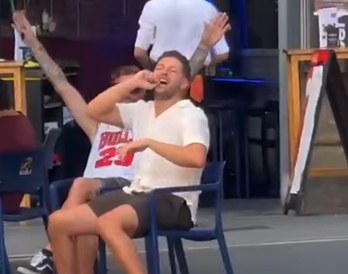 Iruñeako turista sionista bat granada bati segurua kentzen diola antzezten.