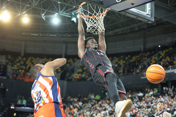 Bassala Bagayoko se cuelga en un partido jugado con la camiseta de Bilbao Basket.