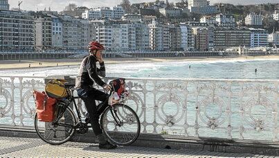 Turista bat Donostian. Plataformek botere izugarria daukate turismoa bideratzeko.