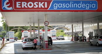 Varios coches repostan en una gasolinera.
