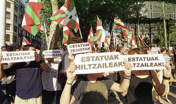 Manifestación de la izquierda abertzale al día siguiente de la explosión denunciando la guerra sucia.