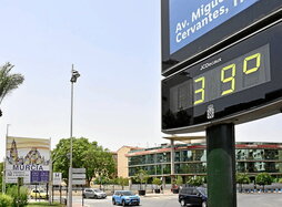 Murtziako kale termometro bat 39 gradu markatzen, uztailaren 22an.