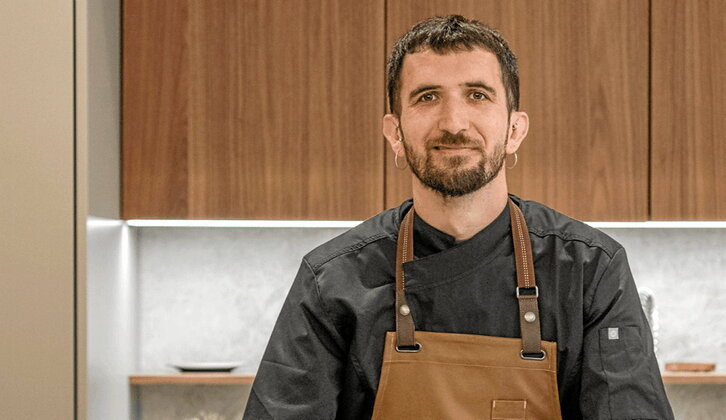 Jon Gil, del Ahantz, literalmente acerca la cocina a las personas en su restaurante de Ugao.