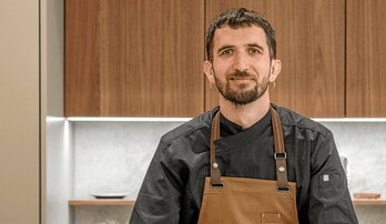 Jon Gil, del Ahantz, literalmente acerca la cocina a las personas en su restaurante de Ugao.