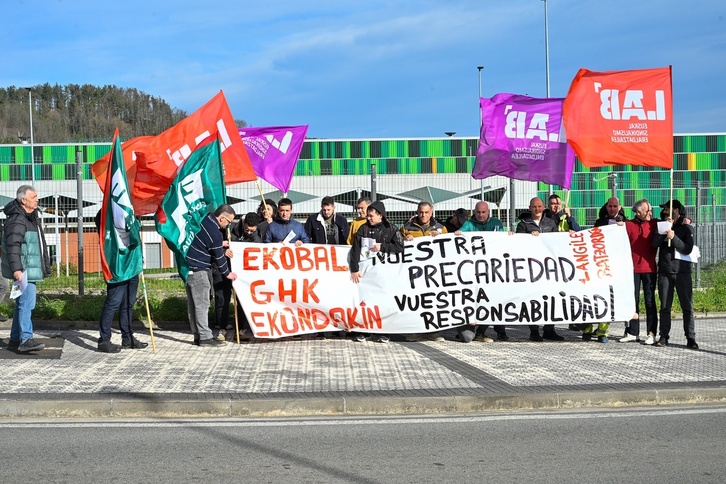 Concentración de trabajadores de la incineradora ante la planta, el pasado mes de enero.